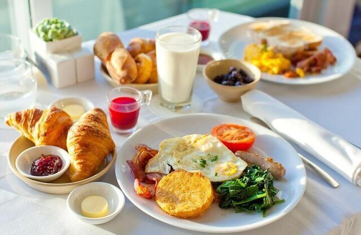 نخوردن صبحانه چه بلایی سر بدن می‌آورد؟