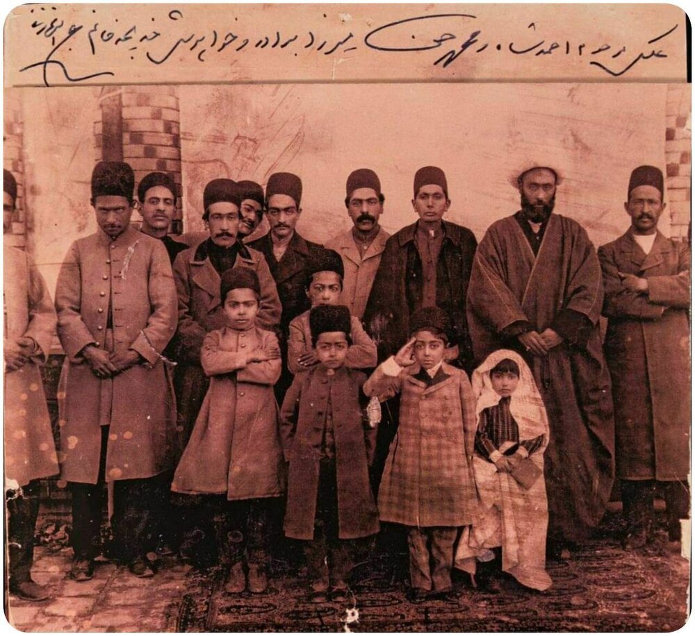 عکس ‌احمدشاه قاجار در کنار خدیجه خانم!