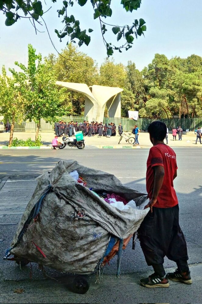 عکسی تلخ و دردناک از مقابل دانشگاه تهران