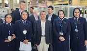 عکس گرفتن احمدی‌نژاد با جوانان در فرودگاه پس از ممنوع‌الخروجی + فیلم