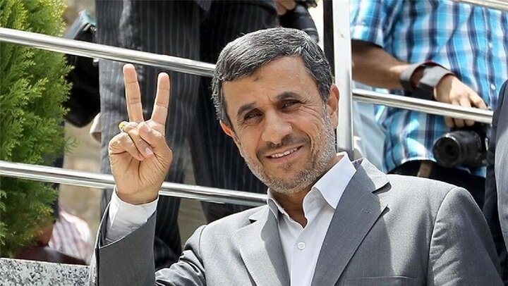 محمود احمدی نژاد از کشور خارج شد! + عکس