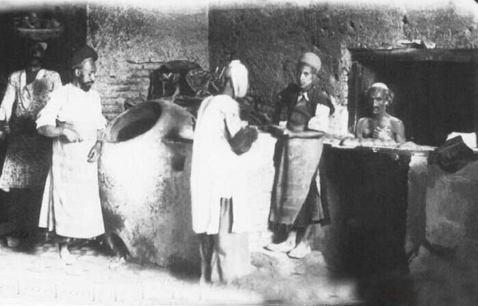 تصویری عجیب و دیدنی از یک نانوایی در زمان قاجار