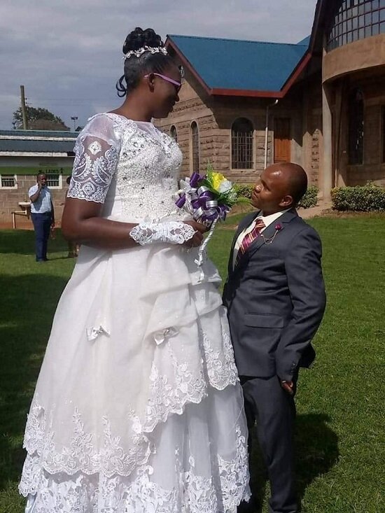 ازدواج بلند قدترین عروس جهان با داماد کوتاه قامت | عروس قدش دو برابر داماد است!+ عکس