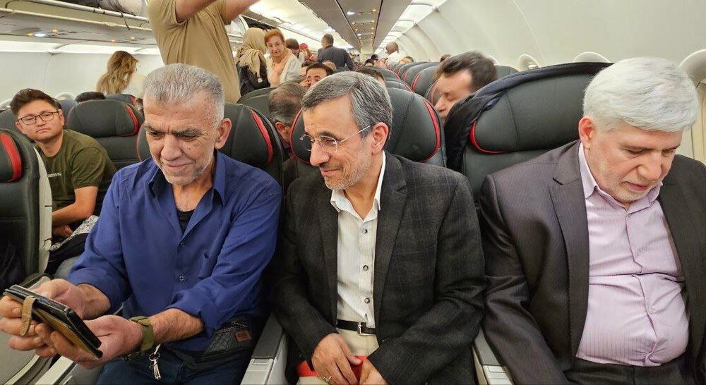 تصاویری از محمود احمدی نژاد در فرودگاه استانبول
