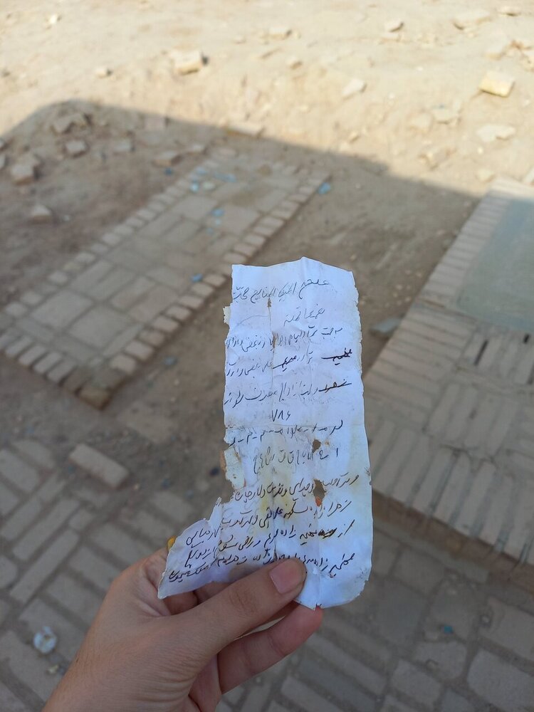 یک دعای عجیب در گورستانی در یزد پیدا شد/ عکس