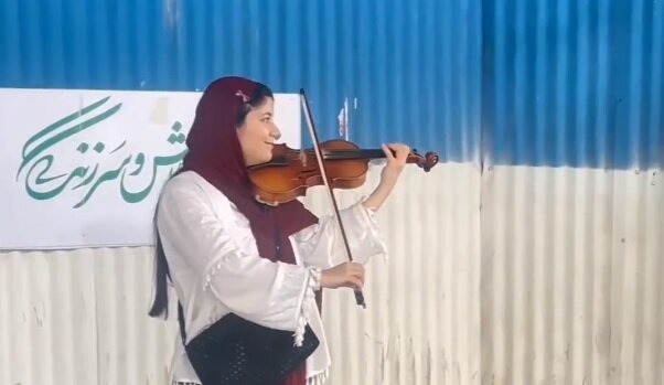 نوازندگی دختر تهرانی در وسط خیابان همه را شوکه کرد + فیلم