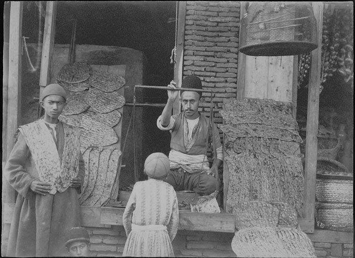 تصویر دیده نشده و جالب از یک نانوایی سنگکی در دوره قاجار