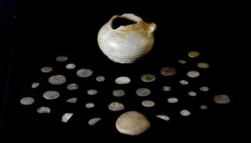 کشف گنج نفرین شده در زیر شومینه ۳۰۰ ساله + عکس