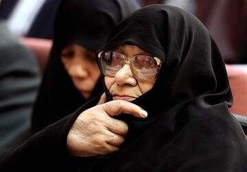 این زن محافظ امام خمینی بود! + مادربزرگ انقلاب کیست؟ / فیلم
