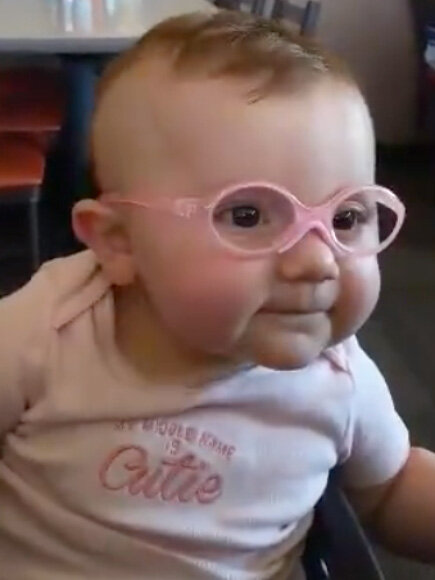 نوزادی که با عینک برای اولین بار چهره مادرش را دید + فیلم