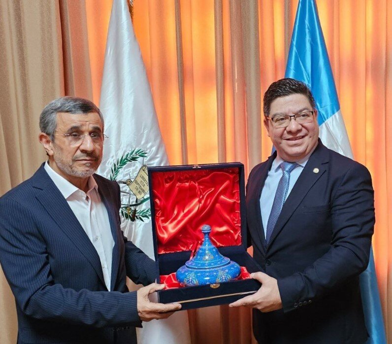 هدیه ارزان‌قیمت احمدی‌نژاد به وزیر گواتمالایی