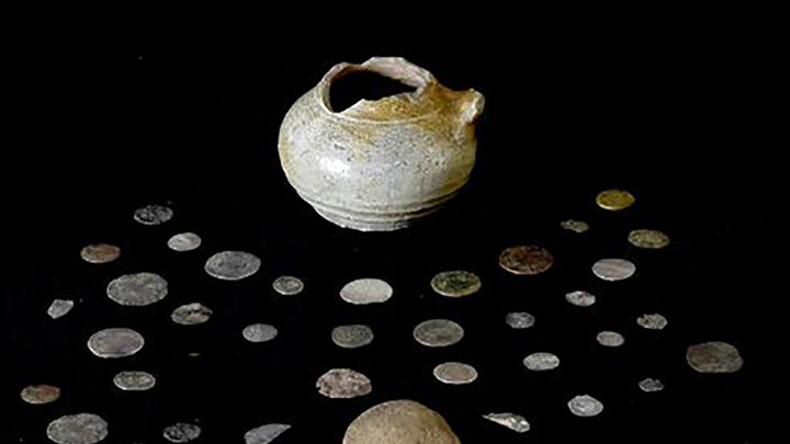 کشف سکه‌های میلیاردی قدیمی با بیش از ۳۰۰ سال قدمت