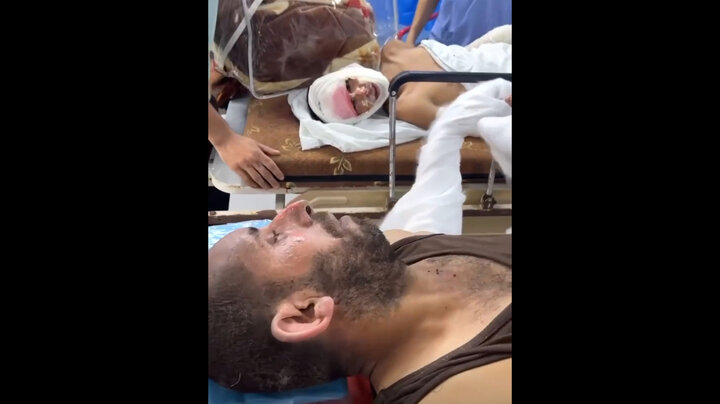 دلداری دادن پسربچه مجروح به پدرش در غزه + فیلم گریه آور