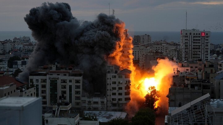 عکسی از گودال وحشتناک ناشی از انفجار بمب در غزه + عکس