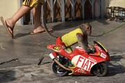حمله وحشتناک  میمون موتور سوار برای دزدیدن یک بچه + فیلم