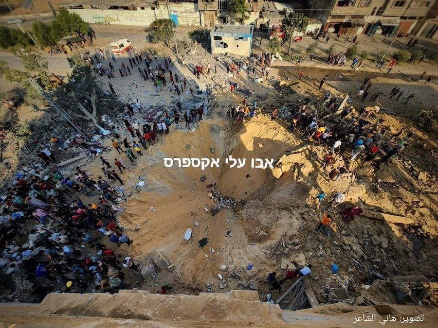 عکسی از گودال وحشتناک ناشی از انفجار بمب در غزه + عکس
