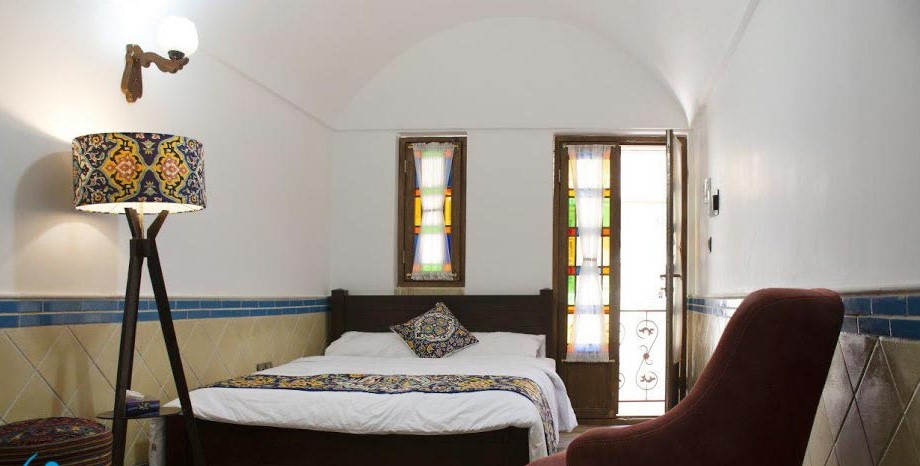 طراحی زیبا و سنتی اتاق‌های هتل ملک‌التجار یزد