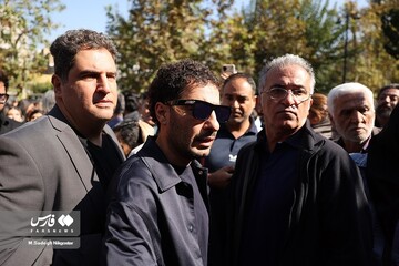 چهره غم بار نوید محمد زاده، شهاب حسینی و امین حیایی در مراسم تشییع داریوش مهرجویی + عکس