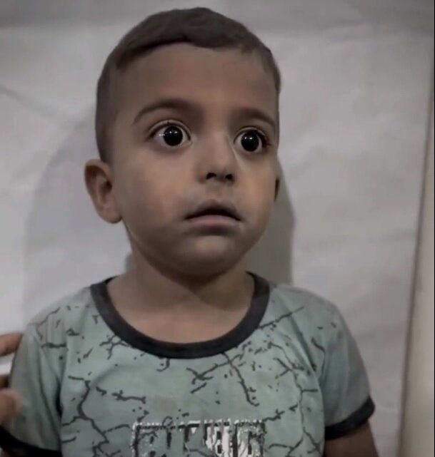 نجات معجزه آسای پسربچه فلسطینی از زیر خانه تخریب شده پس از ۶ ساعت + فیلم