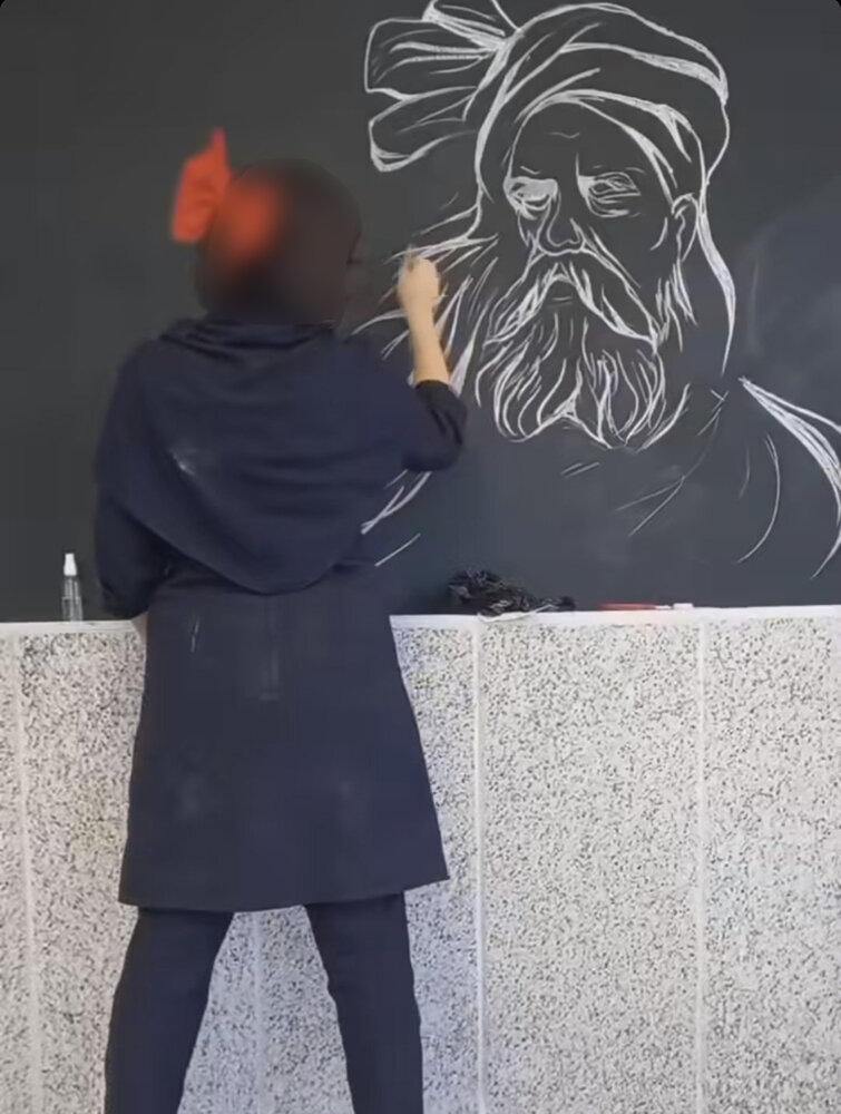 هنرنمایی یک دختر دهه هشتادی روی تخته‌ی مدرسه