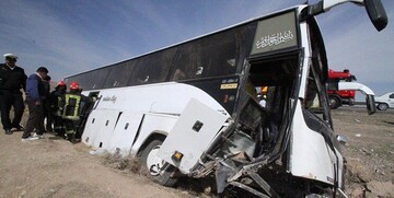 در پی تصادف یک دستگاه اتوبوس با تریلی ۲۶ نفر مصدوم شدند