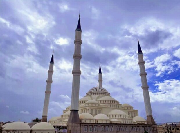 مسجد مکی زاهدان چند متر است؟