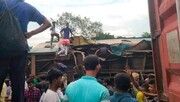 تصاویر هولناک از برخورد دو قطار در بنگلادش با ۱۱۵ کشته و زخمی / فیلم