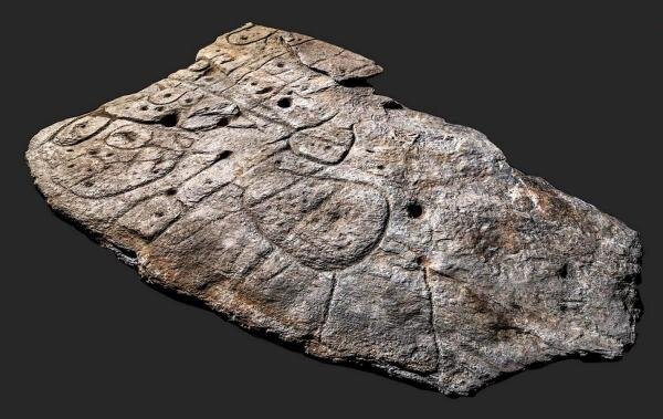 کشف یک تخته‌سنگ ۴۰۰۰ ساله جادویی که «نقشۀ گنج» است!
