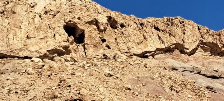 کشف چرم نوشته‌های دوره ساسانی در غاری در استان مرکزی