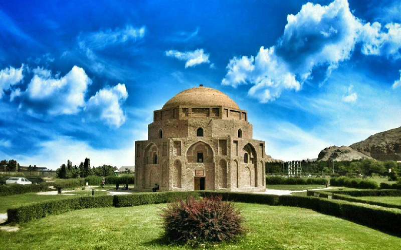 قدمت گنبد جبلیه کرمان چقدر است؟