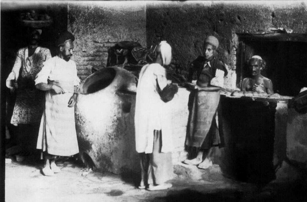 عکس زیرخاکی از یک نانوایی قدیمی در دوره قاجار