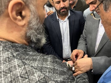 تصاویر دیدنی از لحظه باز کردن دستبند یک قاتل توسط رئیس دادگستری تهران + فیلم