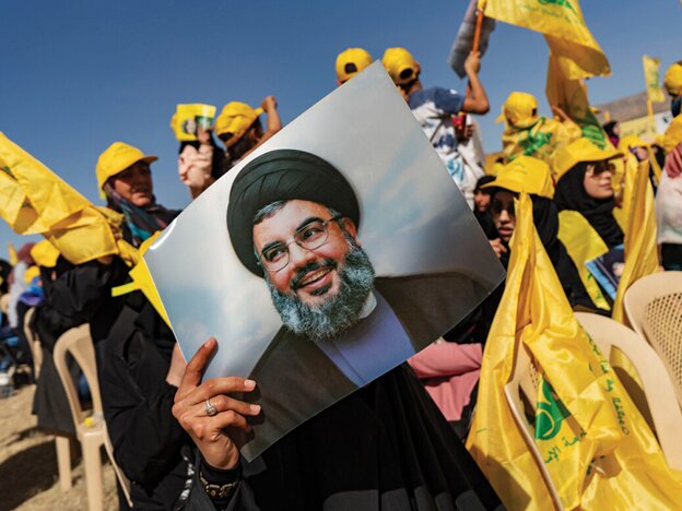 تصویری از سید حسن نصرالله در دست هواداران حزب الله