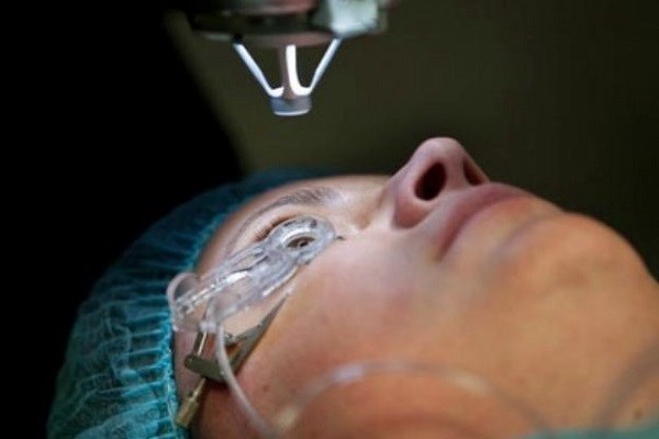 مراقبت های بعد از عمل لیزیک چشم + راهنمای کامل عمل لیزیک چشم