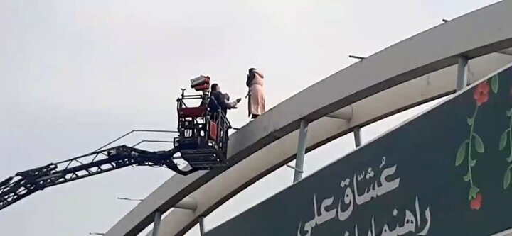 لحظه دلهره‌آور اقدام به خودکشی یک زن از پل مشهد + فیلم