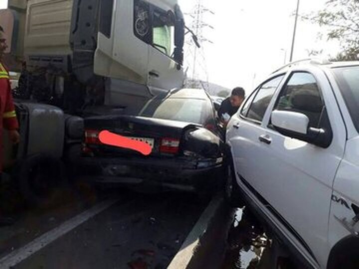 تصاویری تلخ از تصادف زنجیره‌ای ۱۳ خودرو در بزرگراه شهید یاسینی تهران