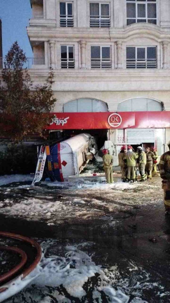 تانکر سوخت در تهران بعد از واژگونی وارد فروشگاه شد/ عکس