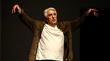 دعوای عجیب رضا کیانیان با یکی از تماشاگران روی صحنه تئاتر / جزئیات