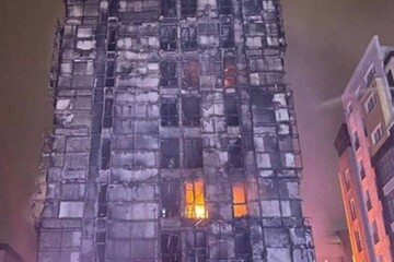 لحظه آتش گرفتن یک ساختمان تجاری بر اثر برخورد صاعقه / فیلم