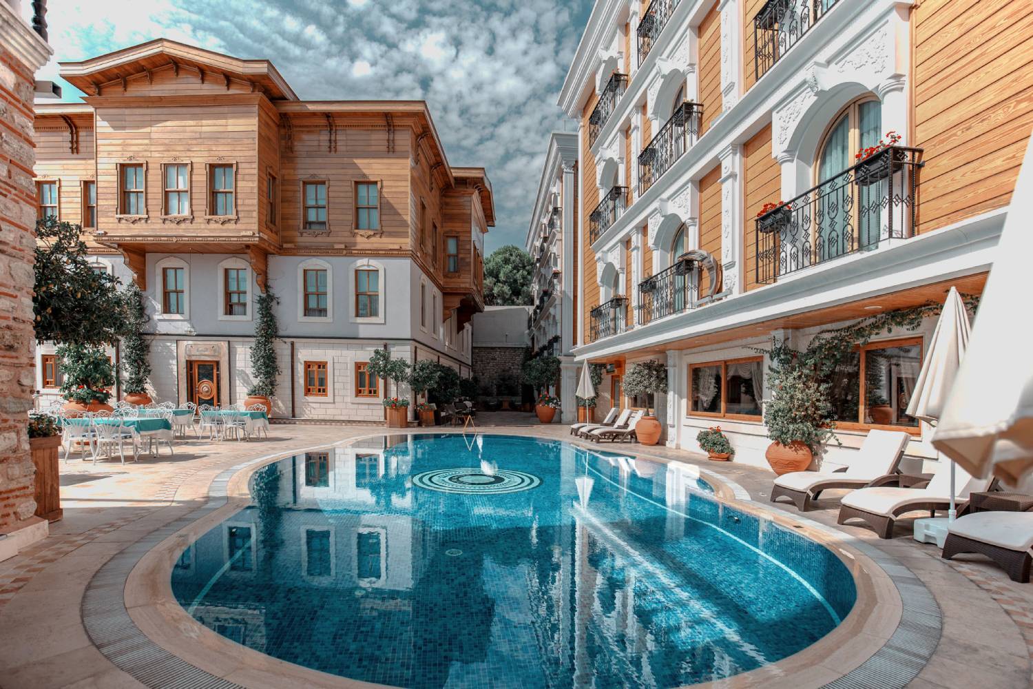 هتل کاخ هفت تپه و اسپا؛ زیباترین هتل استخردار استانبول