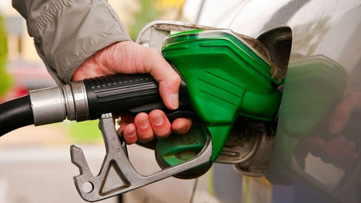 آمار عجیب از فروش بنزین آزاد در کشور/ قیمت آزاد هر ۲۰لیتر بنزین ۵۰۰ هزار تومان!