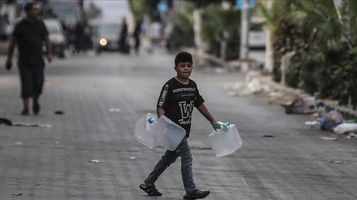 ویدئویی تلخ از کودکان غزه در حال پرکردن سطل‌های خود با آب باران / فیلم