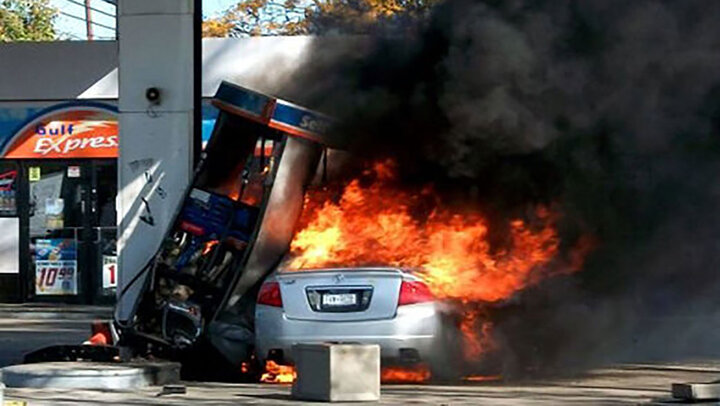 آتش گرفتن عجیب راننده خودروسواری داخل ماشین در پمب بنزین + فیلم