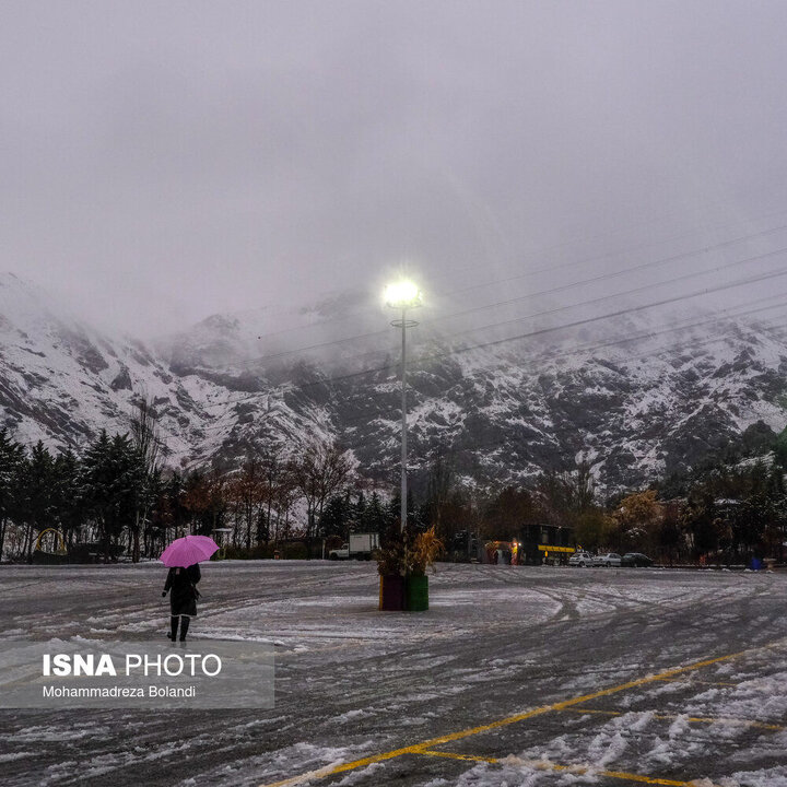 بارش اولین برف پاییزی در این منطقه ایران + فیلم