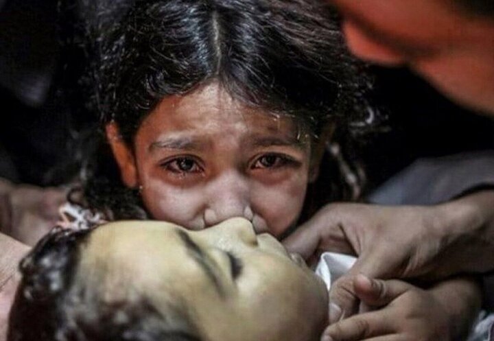 لحظه دلهره آور نجات کودک فلسطینی از زیر آوار/ فیلم
