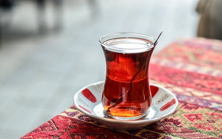 تاثیر چای و نوشیدنی‌های کافئین‌دار بر جذب آهن در بدن 