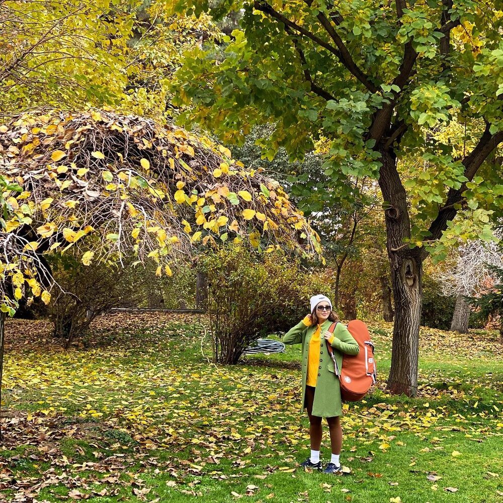 عکس‌های پاییزی و جذاب بهنوش طباطبایی در کاخ نیاوران