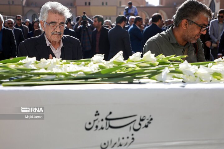 مراسم تشییع و بدرقه پیکر محمد علی اسلامی نُدوشن در یزد / تصاویر
