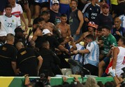 جنجال در برزیل/ تلاش ستودنی دروازه‌بان آرژانتین برای گرفتن باتوم پلیس! + فیلم