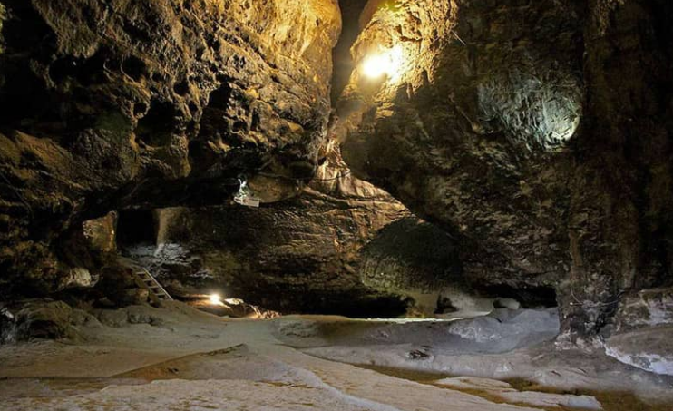 قدمت غار کرفتو کردستان چقدر است؟